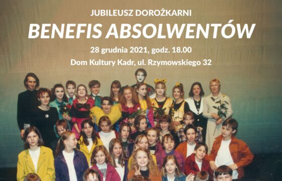 Grupa młodzieży na scenie. Nad nimi napis: jubileusz Dorożkarni, benefis absolwentów, 28 grudnia 2021 godz. 18.00 Dom Kultury Kadr, ul. Rzymowskiego 32