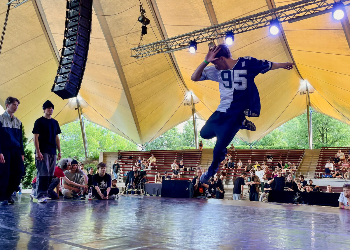 Nastolatek tańczący breakdance na scenie w amfiteatrze