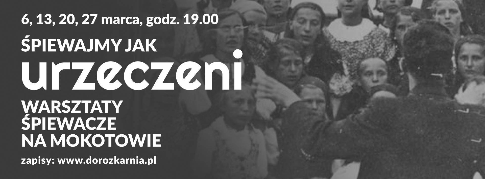 Grafika wydarzenia "Urzeczeni. Warsztaty śpiewacze na Mokotowie". Informacje o terminach wydarzenia". Chór złożony głównie z kobiet, w strojach ludowych, przed nimi stoi dyrygent.