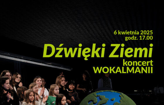Grupa dzieci patrzy na makietę kuli ziemskiej. Nad nimi napis Dźwięki Ziemi koncert wokalmanii